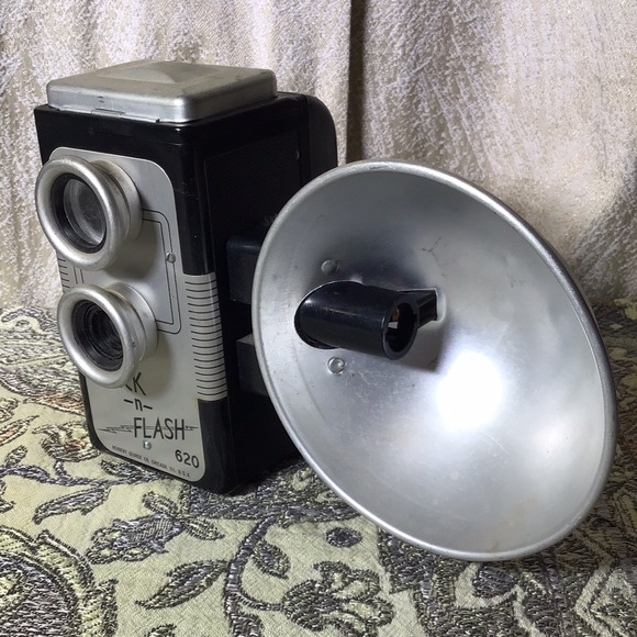 Vintage camera Flick 'n' Flash 620 Herbert George Chicago USA w/flash reflector - Picture 2 of 7